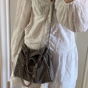 Stella McCartney väska  - Intressekoll på min Stella McCartney väska! Väskan är köpt här på Plick för några månader sen! Skriv privat för fler frågor eller bilder!☺️❤️