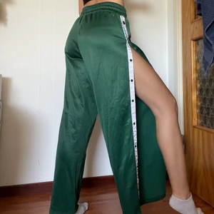 Popper pants från madlady  - Gröna popper pants från madlady uppsydda lite och har någon knapp som är lite färg saknas på i storlek: XS