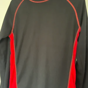 Långarmad tröja - Köptes Secondhand för 110 i bra skick ( köpte den för den såg ut som en diesel tröja ) och säljer den för 50kr + frakt 💞 svart och rött i storlek M ( sitter S och XS )