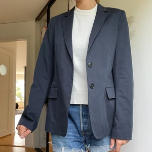 Blå/Grå oversized kavaj - Köpt second hand och är superbra skick. Bra material som även kan hålla värmen🌟😊