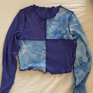 långärmad crop top ❣️ - Mönstrad crop top, strolek xs. Köpt på shein för 89kr säljer för 39kr. Aldrig använd!💛