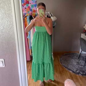 Säljer denna slutsålda gröna zara klänning!! Så snygg men kommer tyvärr inte till användning , storlek S men passar M också då den är justerbar i ryggen.  köpt för 559kr (sista bilden är hur färgen ser ut)