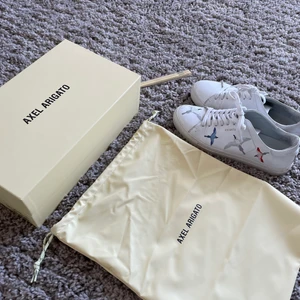 Axel Arigato skor - Säljer ett par Arigato skor i fint skick, alla accessoarer och skolåda ingår! Lägg gärna bud /Alex