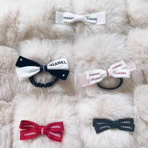 Handmade hårklämmor/snoddar gjordes av äkta Chanel band - Handmade hårklämmor/hårsnoddar av äkta chanel band.  60kr/st har nu på rea. Passar på.  13kr kostar frakten