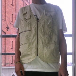 Beige Väst från weekday  - Beige väst från weekday med flertal fickor. 2 år gammal och använd fåtal gånger stilren och passar bra till det mesta.