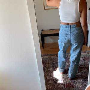 Midrise ljusa jeans i modellen Rail från weekday 