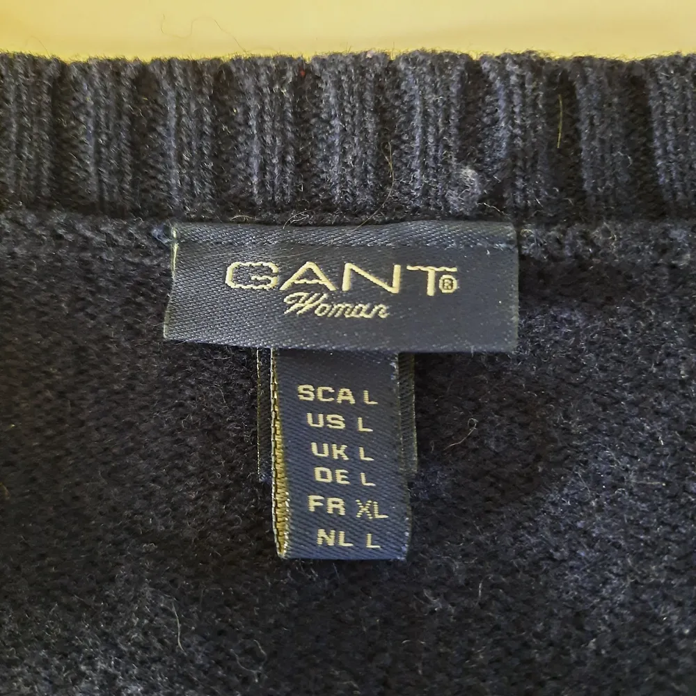 Stickad Gant tröja i gott skick. Den är en L men passar mig bra som är S.  Material: 100% Ull. Stickat.