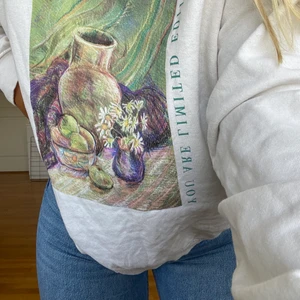 Monki sweatshirt med tryck - Fin tröja från monki köpte för ungefär ett år sen men som aldrig kommit till användning så endast använd enstaka gånger💞 Kontakta mig vid instresse!💓💓