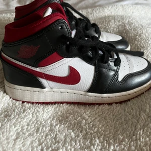 Jordan 1 gym red - Säljer mina as snygga jordan 1 gym red! De har blivit lite slitna på under sulan men annars i bra skick! Priset kan diskuteras 