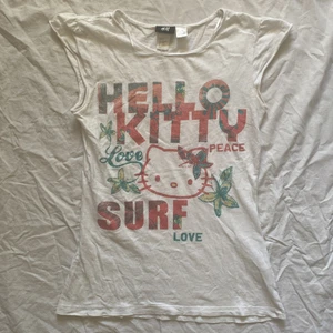 Söt Hello kitty tröja - Hello kitty tröja från gammal h&m kollektion. Med glittrigt tryck. Storlek 158/164 men passar XS/S. Köparen står för frakt. 💕