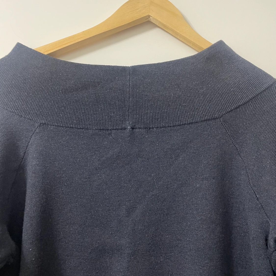 Väldigt fin tröja där den inte täcker axlarna  - 90