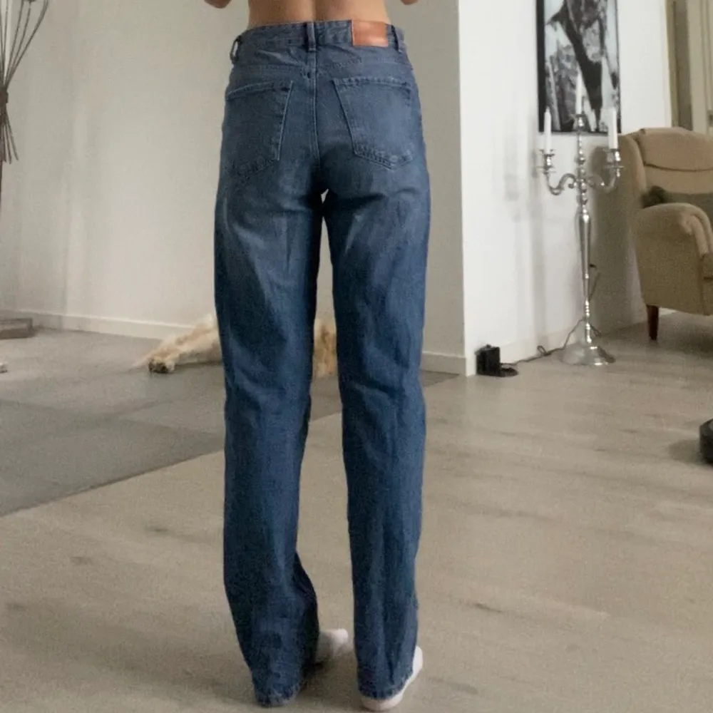 Säljer dessa straight jeans från Bershka. Använda fåtal gånger. Frakten står köparen för.💕 Orginal pris 350kr. Jeans & Byxor.