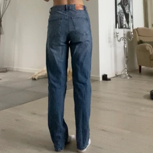 Straight jeans  - Säljer dessa straight jeans från Bershka. Använda fåtal gånger. Frakten står köparen för.💕 Orginal pris 350kr