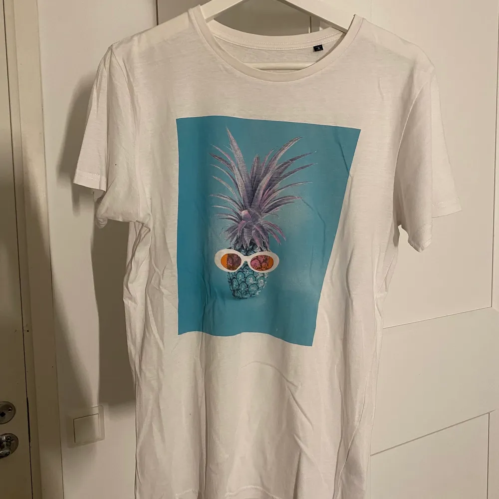 Säljer denna t-shirten ifrån Victoria & Jacobs love island merch (obs den är i storlek S men passar perfekt som en M). T-shirts.