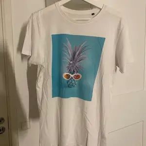 Säljer denna t-shirten ifrån Victoria & Jacobs love island merch (obs den är i storlek S men passar perfekt som en M)
