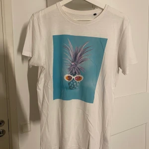 T-shirt love island merch - Säljer denna t-shirten ifrån Victoria & Jacobs love island merch (obs den är i storlek S men passar perfekt som en M)