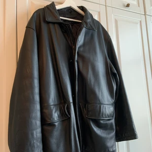 Skinnjacka - Stor och fodrad skinnjacka i äkta läder. Dragkedja och knappar. Fint skick! Strl XL 🖤 