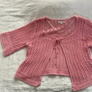 Rosa virkad kofta  - Underbart söt rosa virkad topp/kofta 💕🌸💘 Klassisk Cottage Core stil! Knyts framtill och har halvlånga ärmar (går till armbågen) 🌹 Storlek M men stor så passar L också 💕🌸 Superfint skick! Knappt använd, säljes pga inte min stil 🌻💘