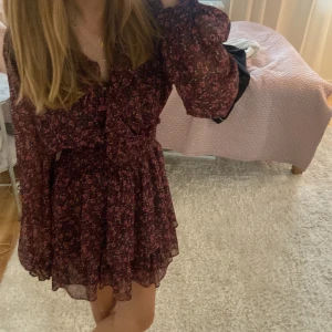 Klänning - Säljer en fin vinröd klänning från Zara, köptes för några månader sen men har inte fått tillfälle att använda den så prislappen är fortfarande kvar! Slutsåld på Zara hemsidan💗