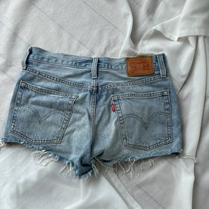 Levis shorts  - Säljer dessa tyvärr försmå levis shortsen💙🤍