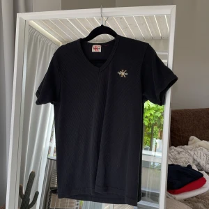Vintage tshirt - T-shirt från Galvin Klein, vintage🔱⚜️