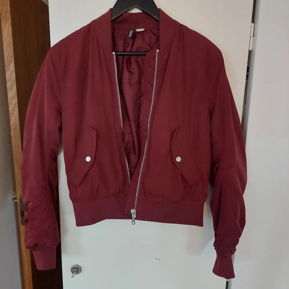 Snygg bomberjacka från H&M i storlek 34. Loose fit. Riktiga fickor. . Takit.