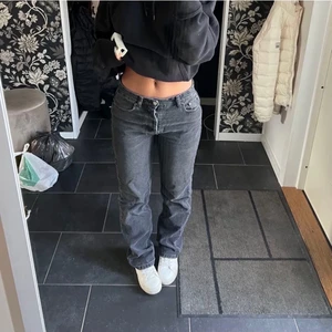 grå/svarta mid waist jeans - säljer dessa snygga mid waist jeans från zara. Använda men i väldigt fint skick. Skickar spårbar frakt💗