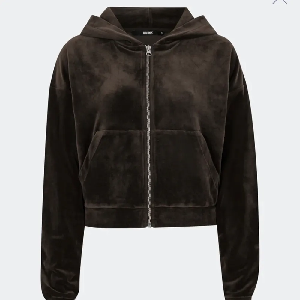 En brun zip up hoodie ifrån bikbok i ett jätte mjukt velour material. Nypris 300kr 💓. Hoodies.