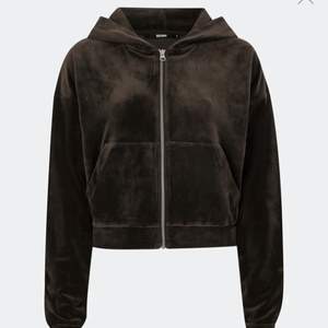 En brun zip up hoodie ifrån bikbok i ett jätte mjukt velour material. Nypris 300kr 💓