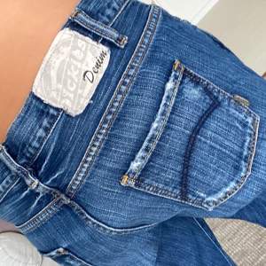 Lågmidjade dickies jeans i en mellanblå wash i bra skick💕 Mått: 84 i innerbenslängd och 43 rakt över i midjemått (W30)