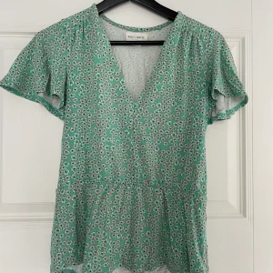 Grön blommig topp - 🌿 Grön fin topp! Storlek xs. Knappt använd 🌿