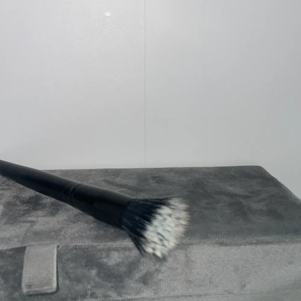 Elf stipple brush är en multi sminkborste som kan användas till vad man vill, denna har strån som gör att du kommer åt där du inte kommer åt med beautyblender🤍 Nypris: 199kr, frakt 12kr. Asusteet.