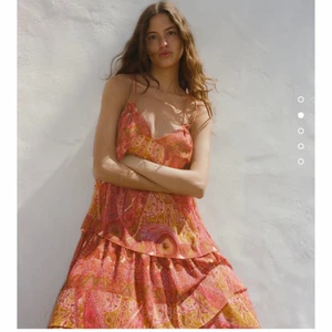 Mönstrad volangklänning  - Aldrig använd 