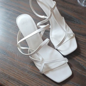 HM låga klackar - Superfina klackar från HM, aldrig använda! Köparen står för frakt, fråga gärna om ni undrar något💕Tryck helst inte på Köp Nu, tack❣️