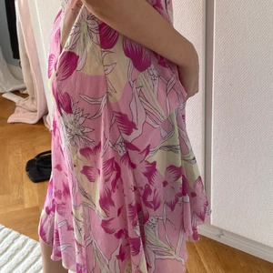 Blommig klänning 🌸 - Säljer denna blommiga klänning som tyvärr är förstora för mig. Den kan även användas som en lågmidjadkjol 💕