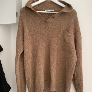 Snygg stickad tröja.  - Från zara. Använd endast två gånger, så nyskick! Kan skickas med post eller hämtas i centrala Stockholm!