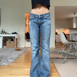 Jättefina 7 jeans!!😍 - Säljer ett par assnygga ”Seven for all mankind” jeans med slitningar!! De är i storlek 27 och i modellen ”flare”💓passar mig med midjemått 78