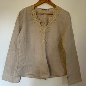Linne tröja - Jättefin linne tröja! Så härligt material och så fina detaljer. Långa ärmar och fin uringning💕 passar S-L skulle jag säga. (frakt ingår) 