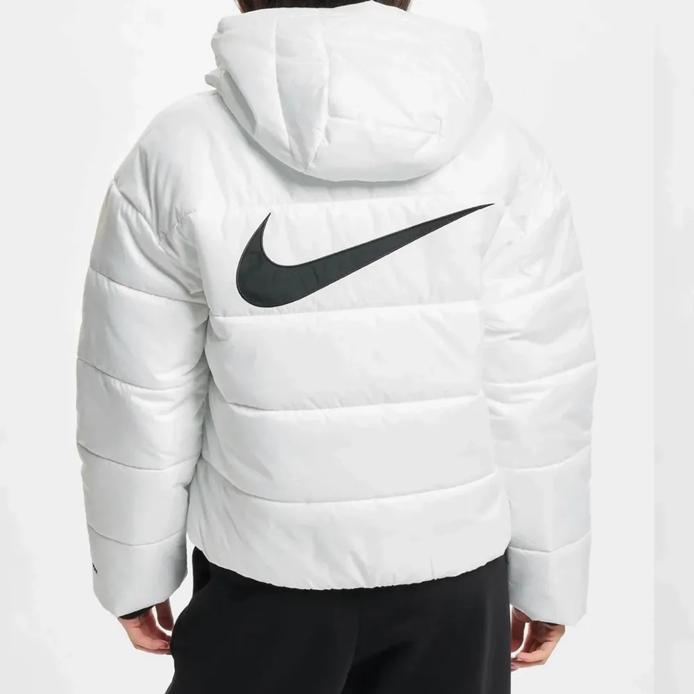 Säljer min vita Nike jacka, använd fåtal gånger och är som i nyskick, köpt för 1100kr och säljer för 350 inklusive frakt, storlek s. Jackor.