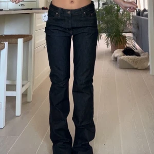 Lågmidajde jeans - Mörkblå Lågmidajde bootcut/flare jeans. Helt oanvända 