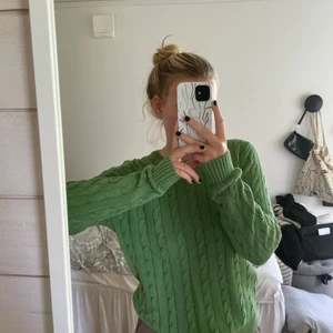 Grön kabelstickad tröja - Säljer denna tröjan som inte kommer till användning längre. Köpt på second hand men har inga defekter. Säljer för 40kr men köparen måste själv stå för frakten.😊 Tar endast Swish!💞