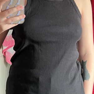 Svart tank top - Det här är en svart tank top från Lager 157 som jag säljer pga att jag inte gillar passformen. Den är helt oanvänd.