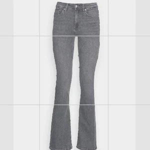 Gråa jeans💓 - Säljer dessa grå jeans från only köpta för 500 kr mitt pris 250kr🤩 Storlek M men passar de flesta storlekar då de är väldigt stretchiga. 