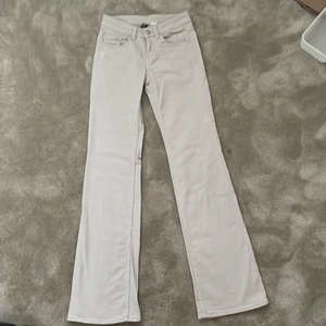 Low flare jeans från H&M - Divideds Low flare jeans som är slutsålda i färgen beige! Små i storleken, passar mig i längden som är ca 160, skulle även passa något längre. Tyvärr en bleknings fläck som knappt syns när man har på sig dom. Säljer då dom är för små för mig. 