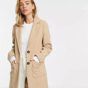 New look kappa - Jättefin lite kortare kappa från new look som tyvärr inte kommer till användning, perfekt nu till hösten🍂😍 Använd kanske 5 gånger Köparen står för frakten😁