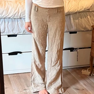 Linnebyxor - Raka, lågmidjade, beiga linnebyxor från hm, köpa secondhand. Tyvärr är de lite små för mig!