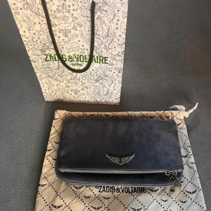 Zadigväska - Säljer min fina väska från zadig i en klarblå, fin färg! Den är i fint skick och har inga större defekter, kontakta privat vid fler bilder!💕