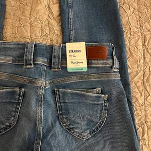 Säljer splitter nya low waist, (pepe jeans) i storlek 27/30! Nypris: 999kr 