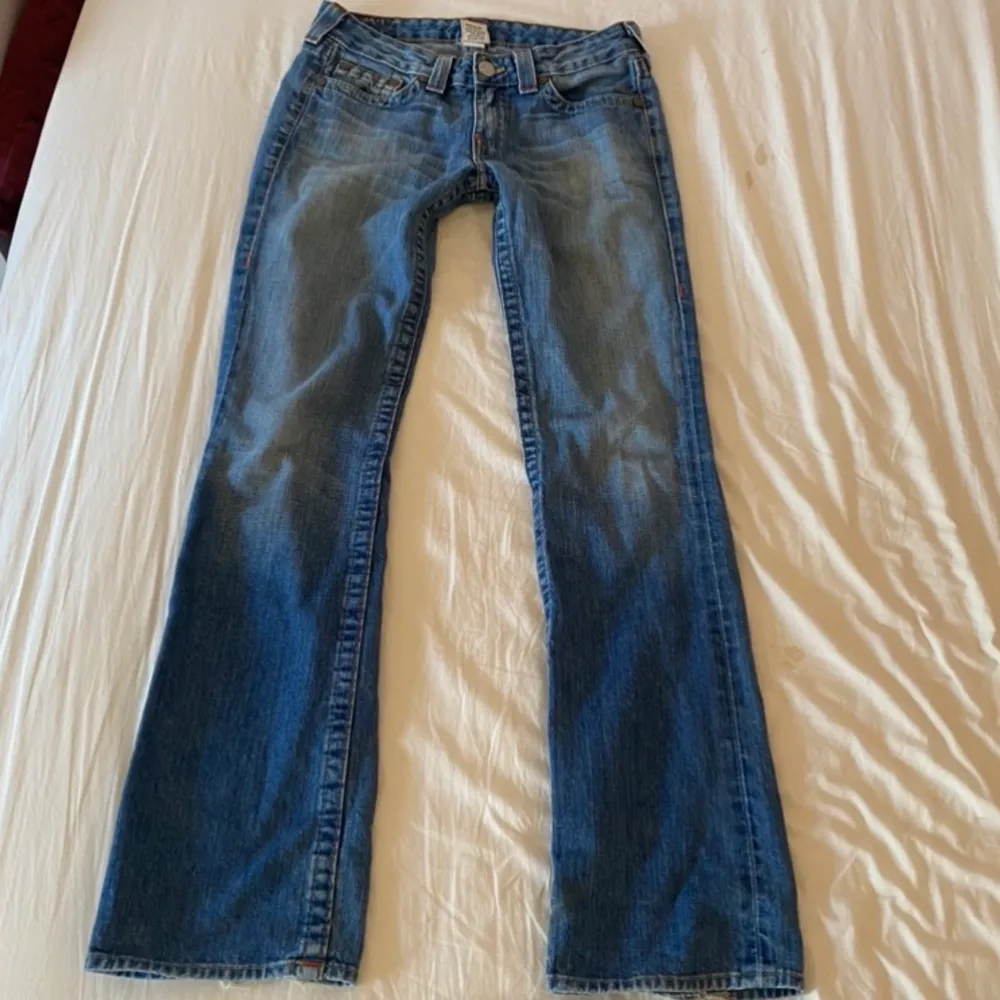 Jätte fina jeans från true religion. Köpte ifrån en här på Plick men de var tyvärr förstora. Bra skick förutom några små defekter, bl a i nedkanten på byxorna. Köparen står för frakt. Midjemåttet är 82 cm och innerbenslängden är 83 (ca) ❤️. Jeans & Byxor.