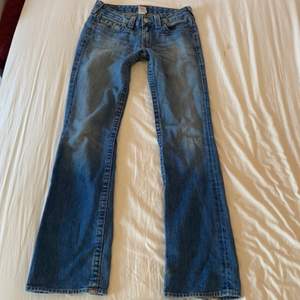 Jätte fina jeans från true religion. Köpte ifrån en här på Plick men de var tyvärr förstora. Bra skick förutom några små defekter, bl a i nedkanten på byxorna. Köparen står för frakt.